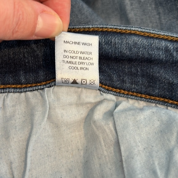 Judy Blue Boyfriend Fit jeans - distressed & intentional bleach spots - Picture 12 of 16